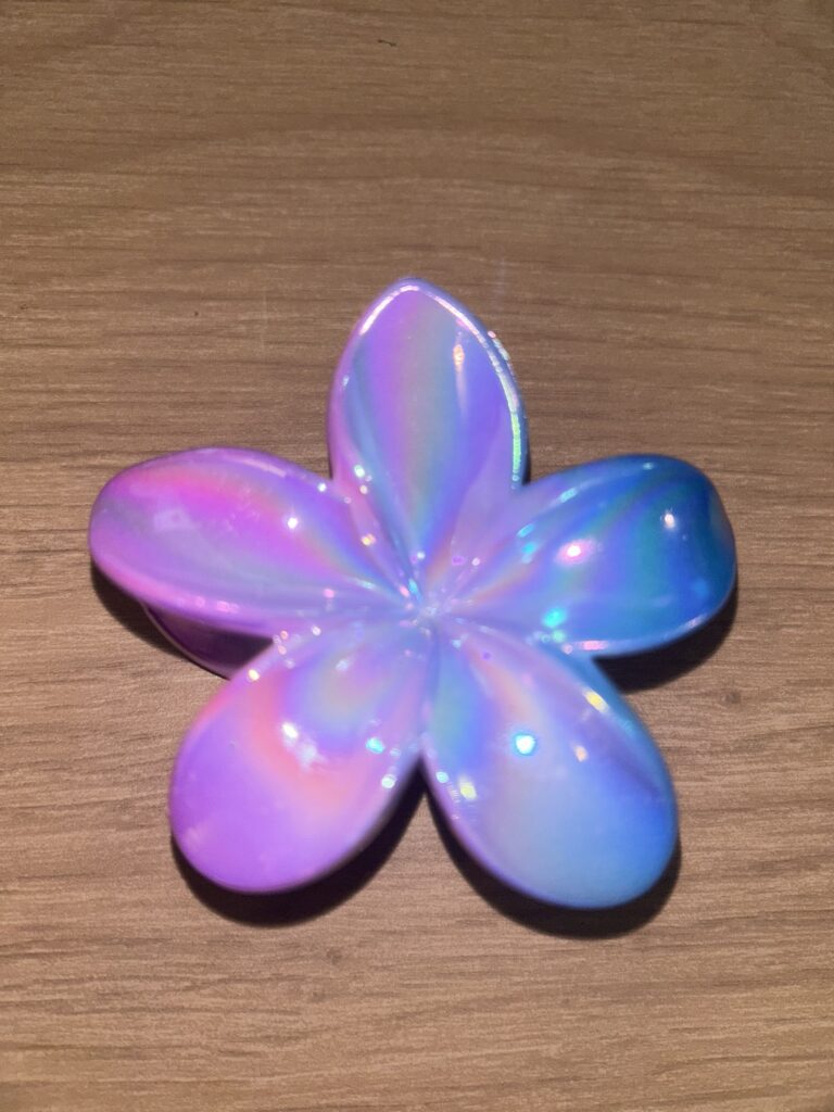 Pince à cheveux fleur — multicolore irisé (rose, bleu, violet)