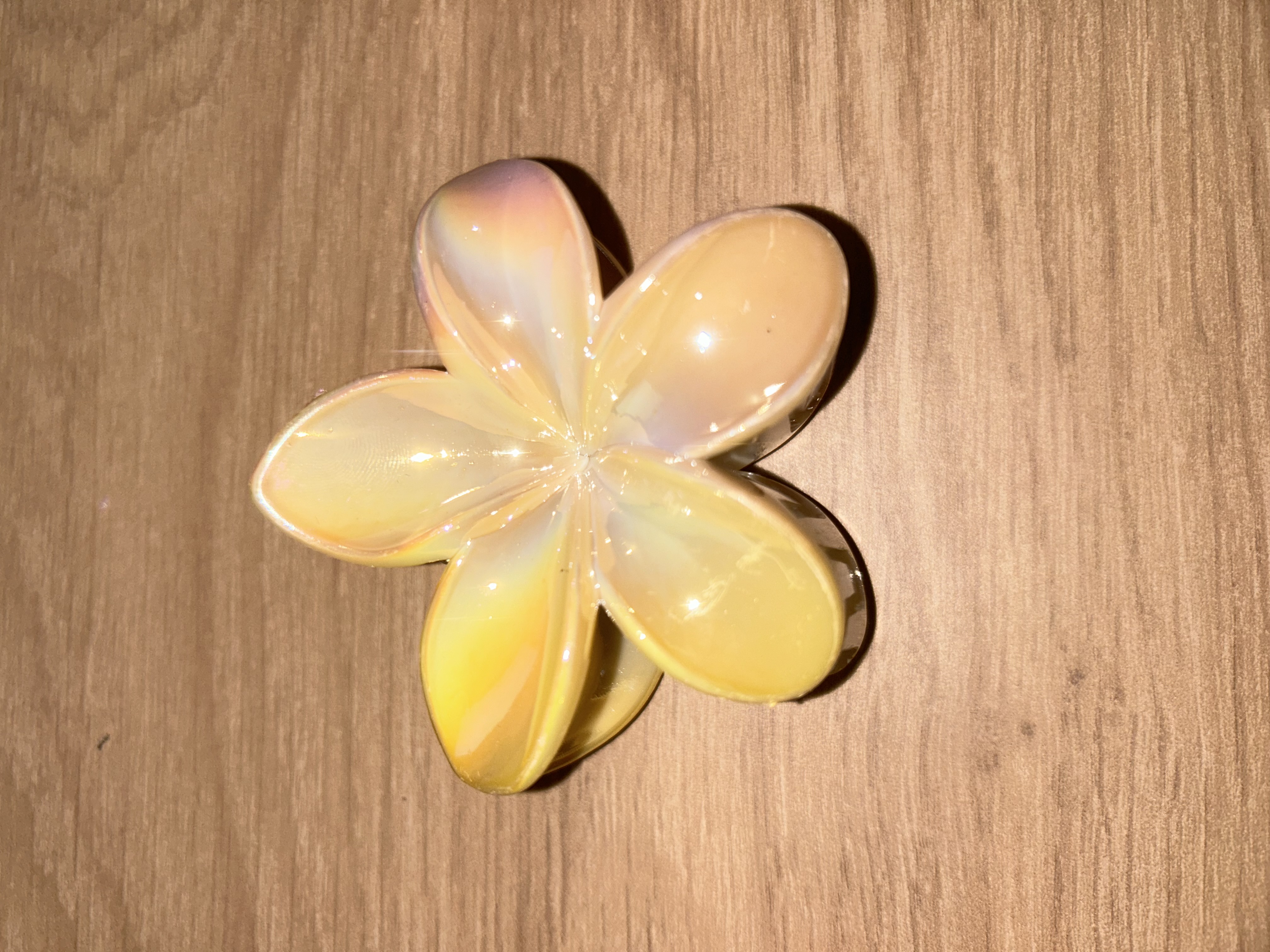Pince à cheveux fleur — jaune pastel irisé