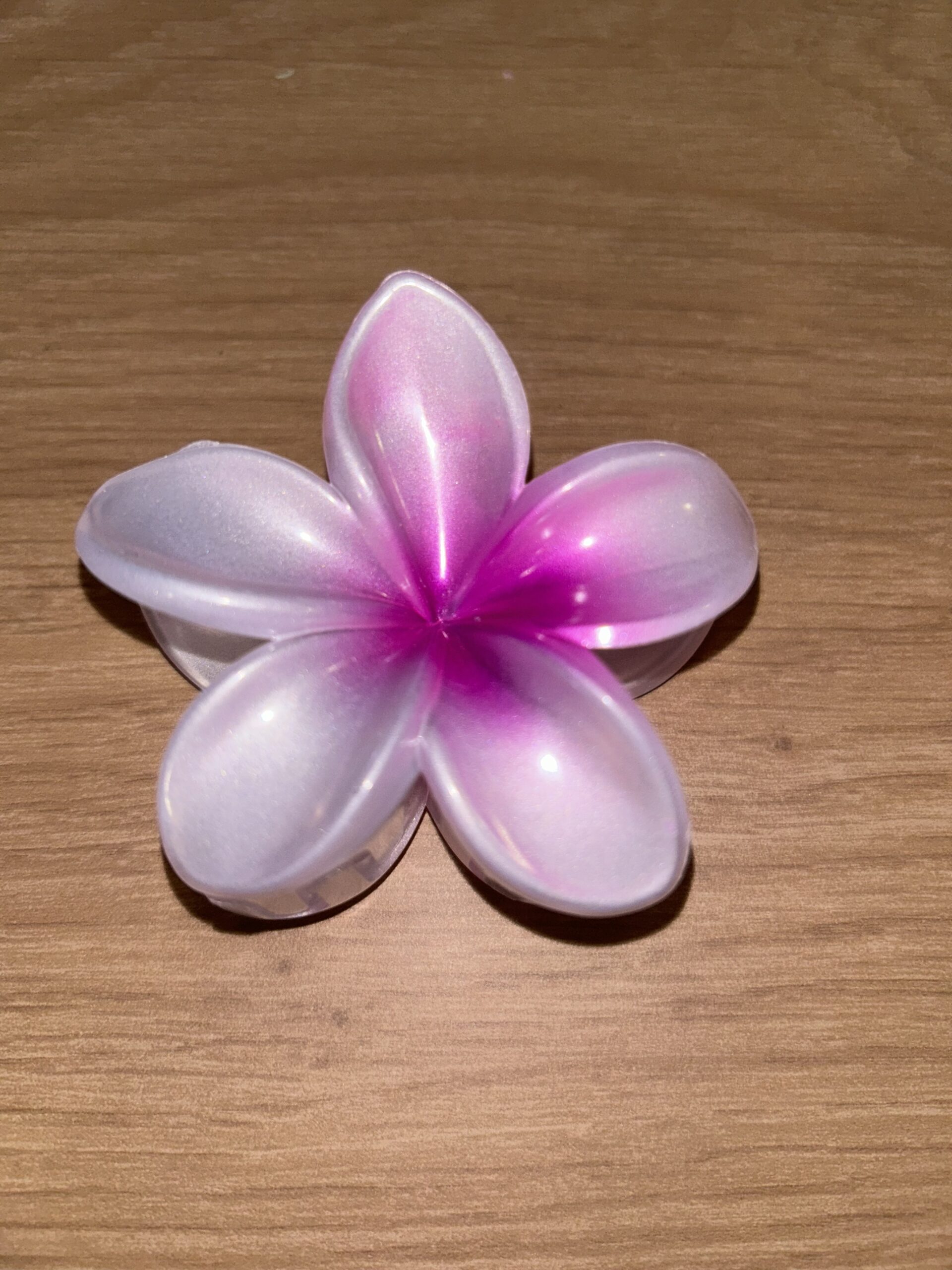 Pince à cheveux fleur — blanc nacré à cœur fuchsia