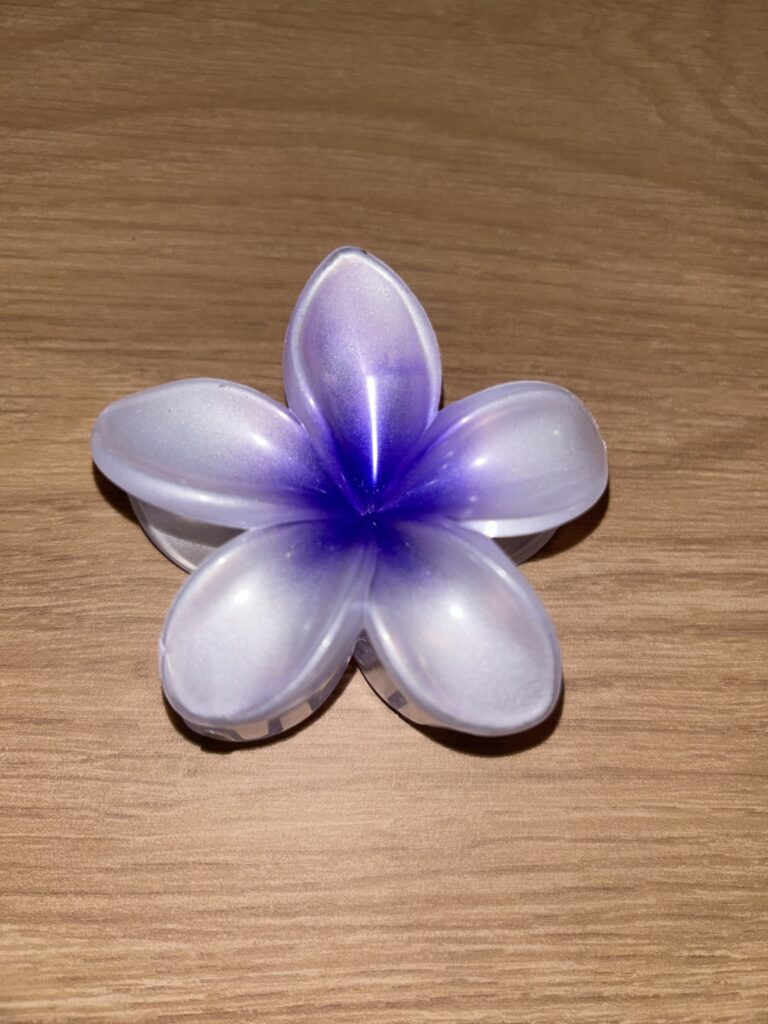 Pince à cheveux fleur — blanc nacré à cœur violet