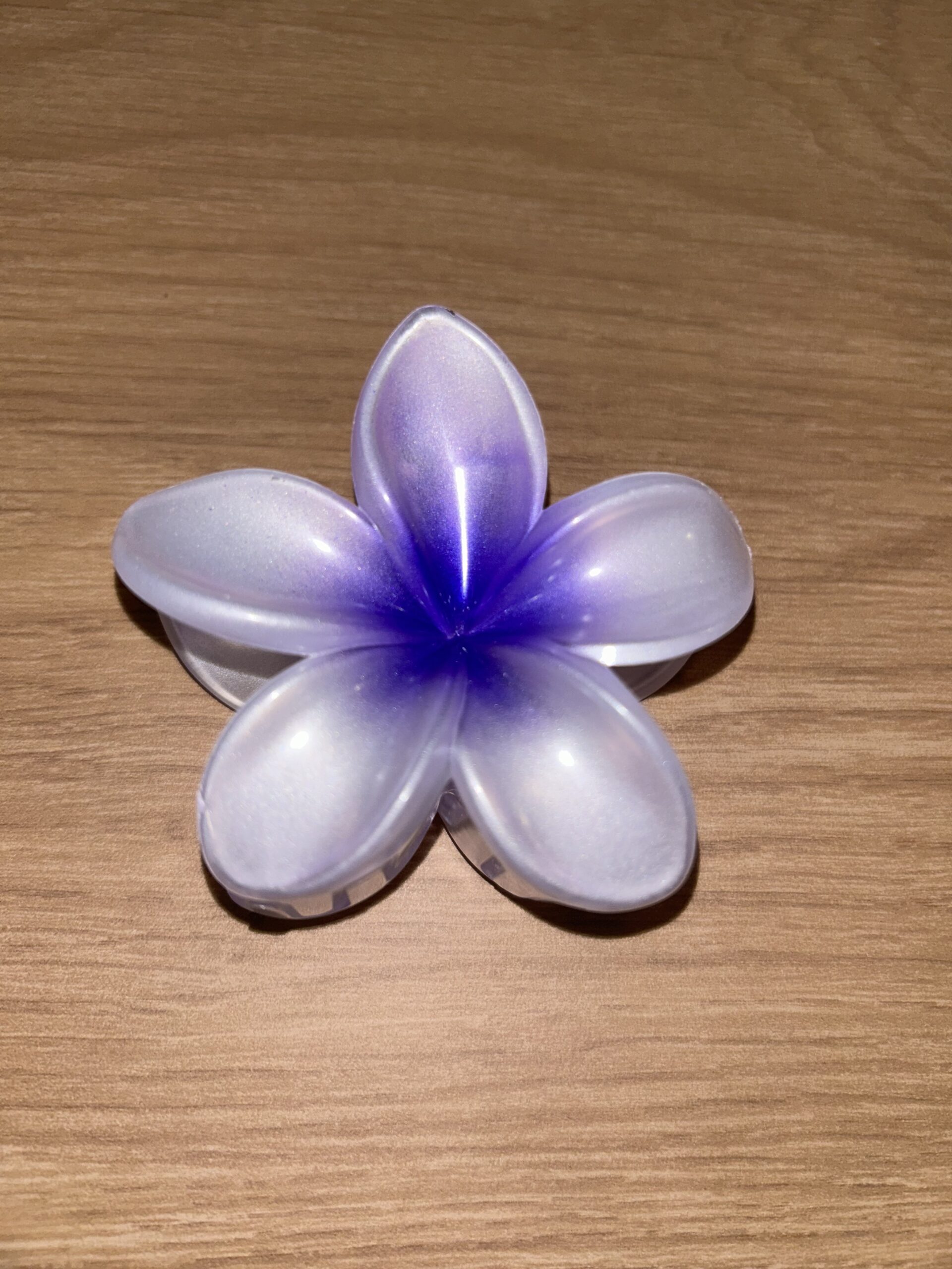 Pince à cheveux fleur — blanc nacré à cœur violet