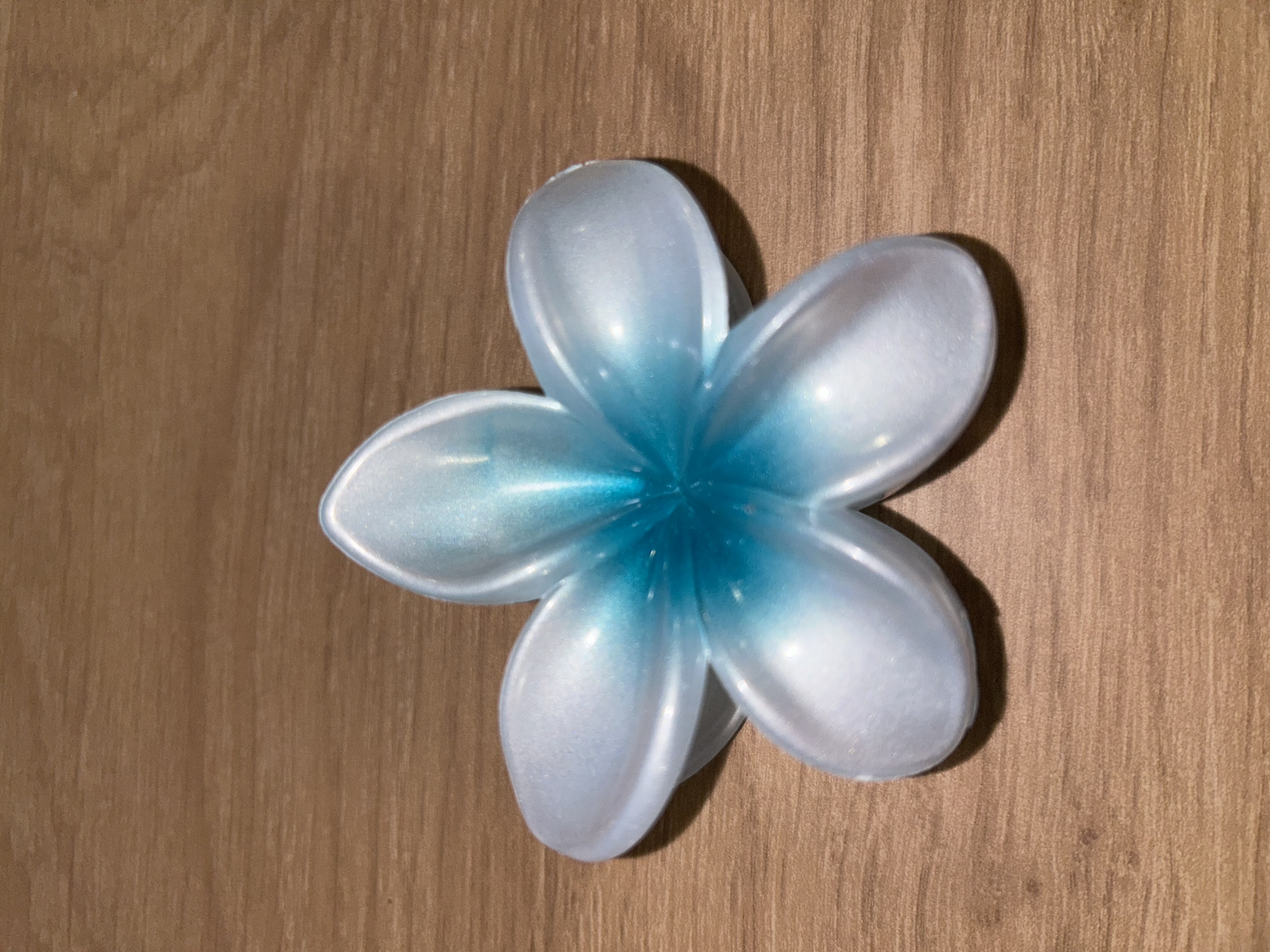 Pince à cheveux fleur — blanc nacré à cœur bleu turquoise