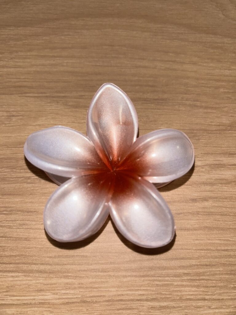 Pince à cheveux fleur — blanc nacré à cœur orange corail