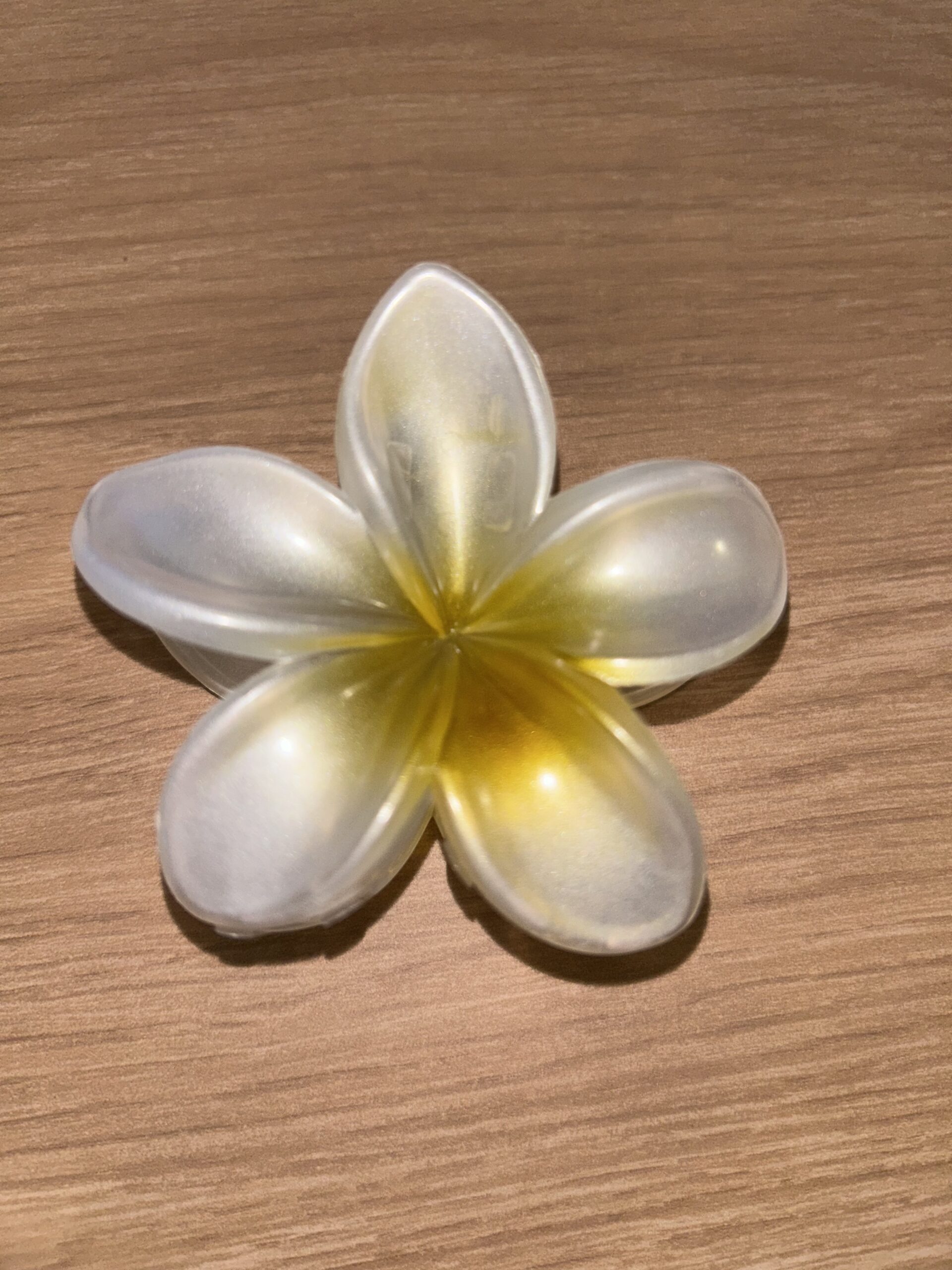 Pince à cheveux fleur — blanc nacré à cœur jaune