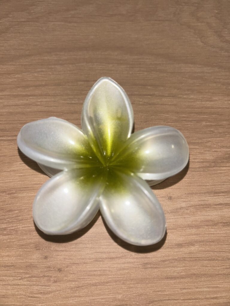 Pince à cheveux fleur — blanc nacré à cœur vert kaki 