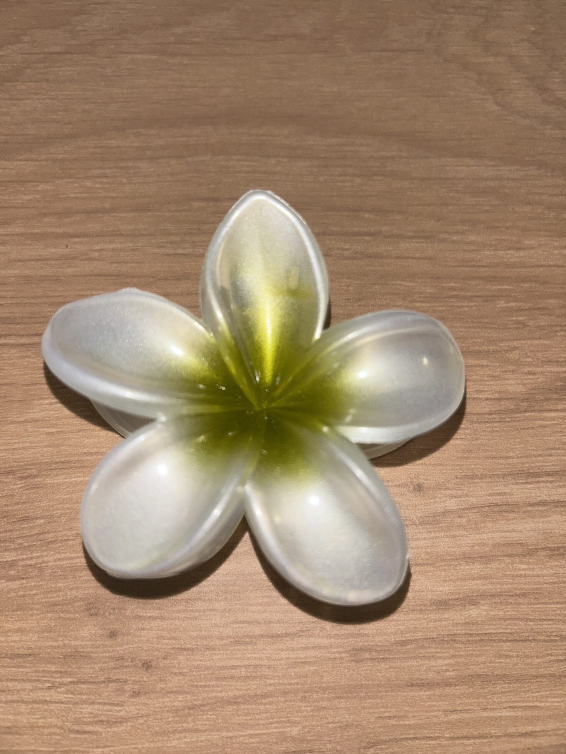 Pince à cheveux fleur — blanc nacré à cœur vert kaki