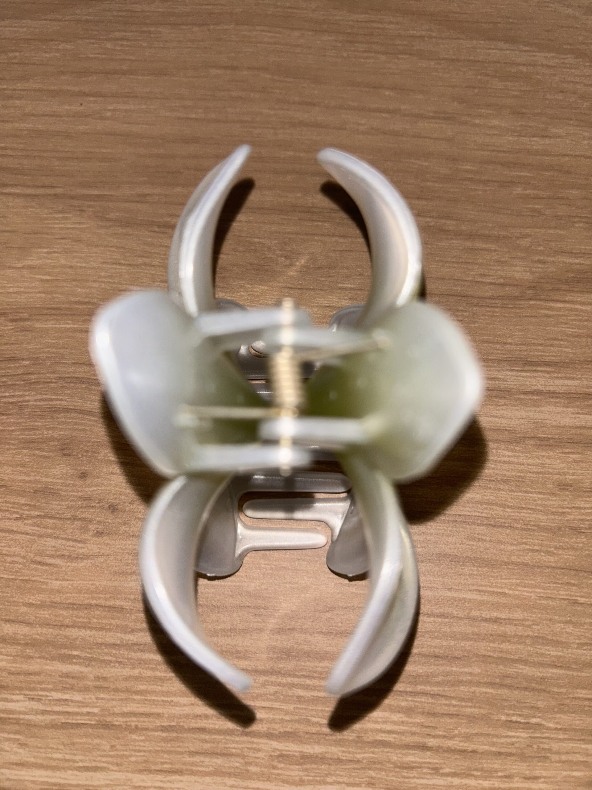 Pince à cheveux fleur — blanc nacré à cœur vert kaki – Image 2