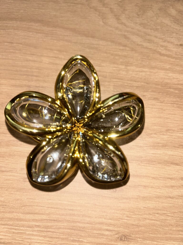 Pince à cheveux fleur — gris fumé translucide et doré