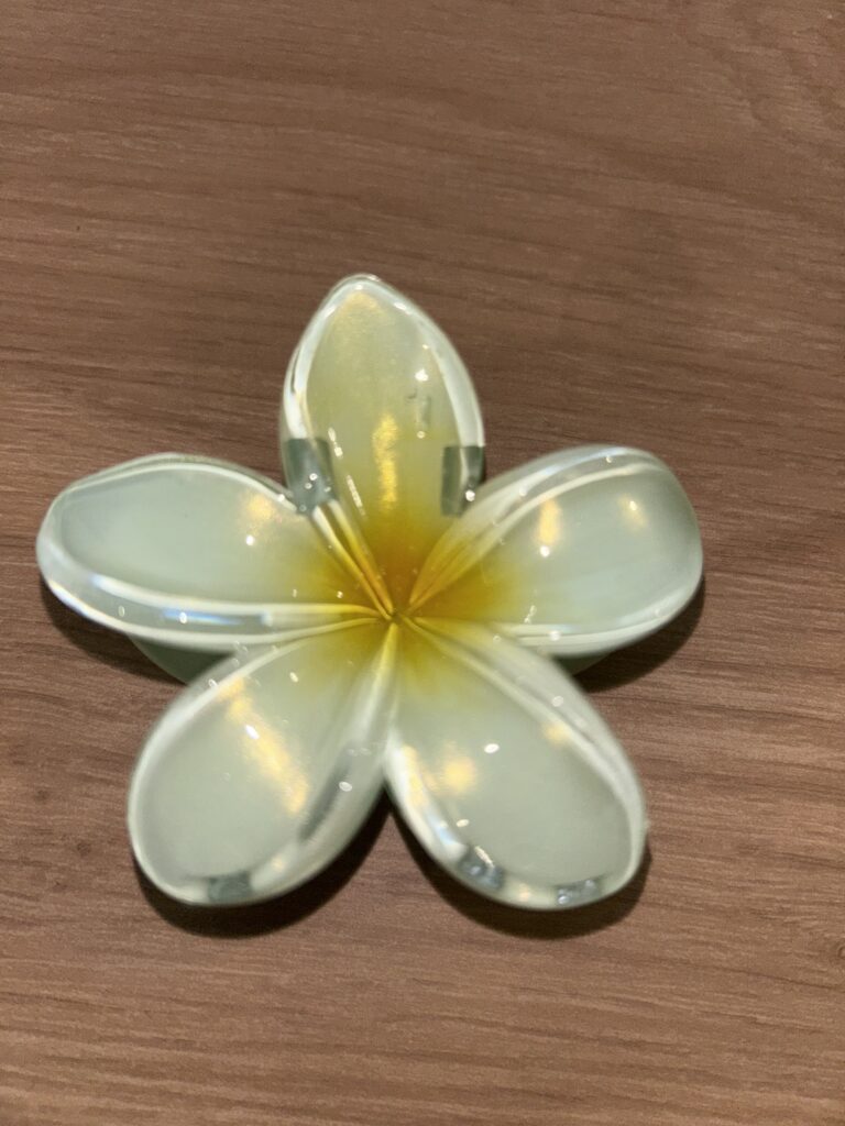 Pince à cheveux fleur — blanc crème nacré à cœur jaune