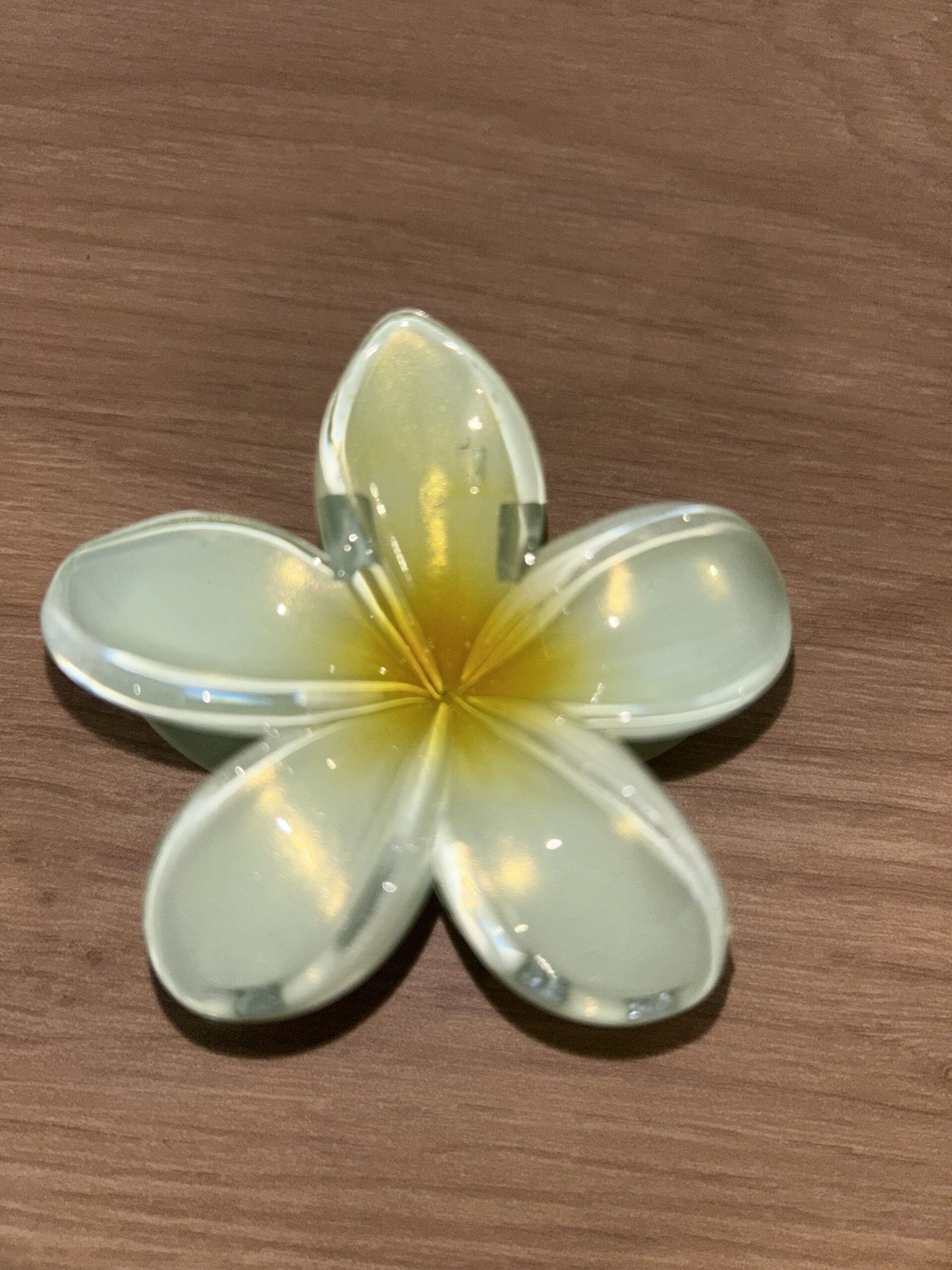 Pince à cheveux fleur — blanc crème nacré à cœur jaune
