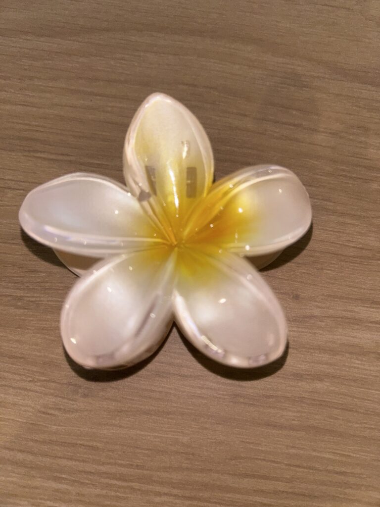 Pince à cheveux fleur — pêche nacré à cœur jaune vif