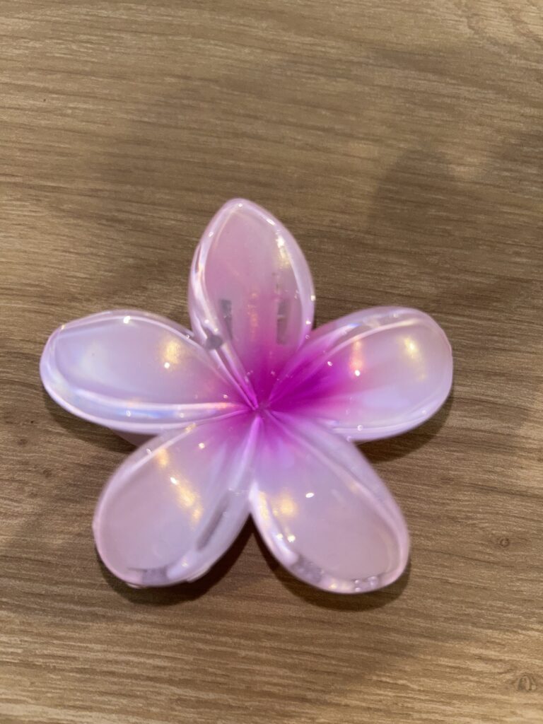 Pince à cheveux fleur — rose nacré irisé à cœur fuchsia